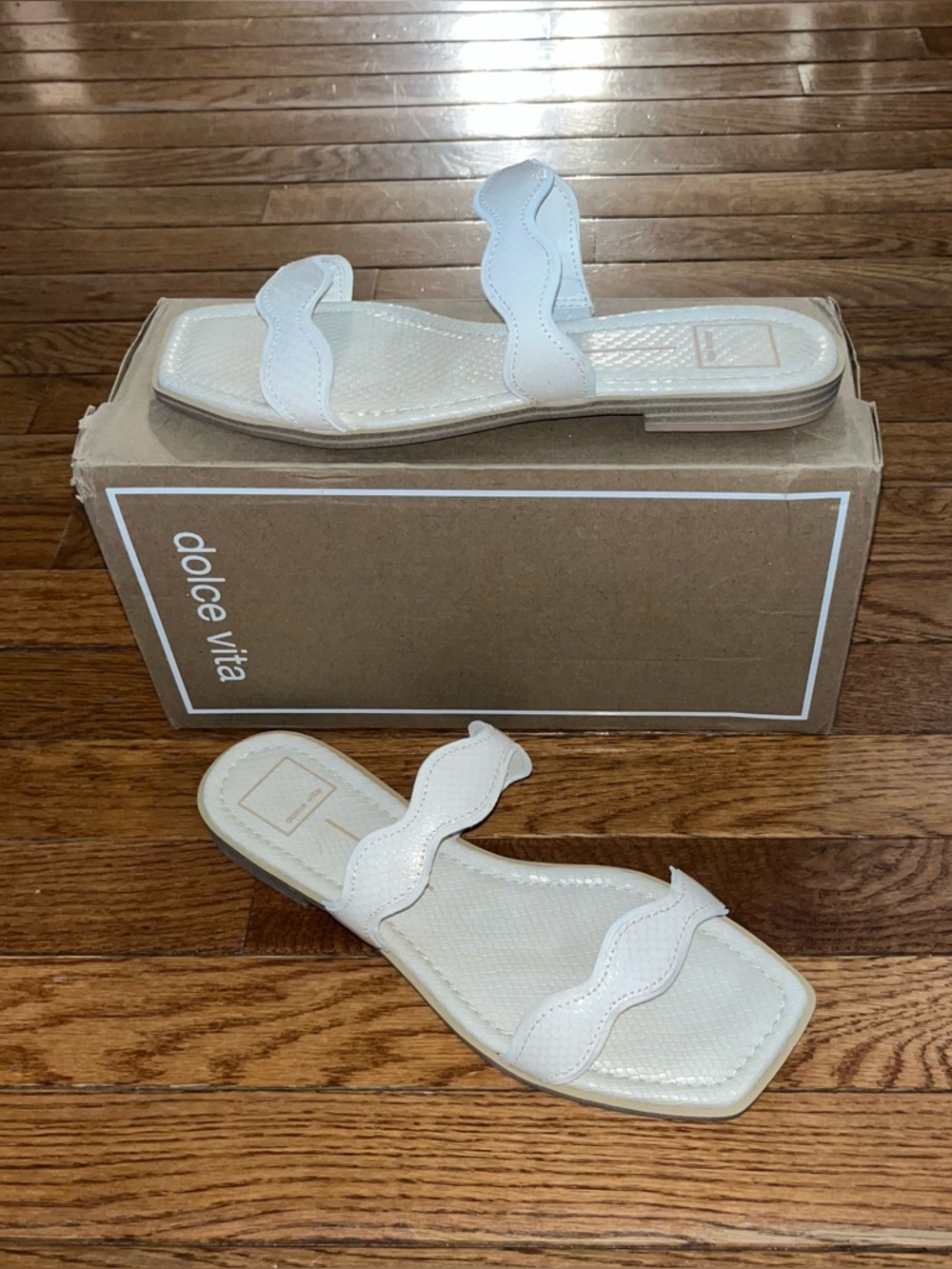 Dolce Vita Ilva Scalloped Low Slide Sandals Crème Embossed Women’s Size 11 - Picture 2 of 16